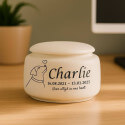 Gepersonaliseerde urn van keramiek voor honden - met naam, data, subtiele hondenillustratie en eerbetoon voor asbewaring